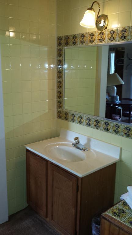 Olde Court Inn Wheeling Room photo