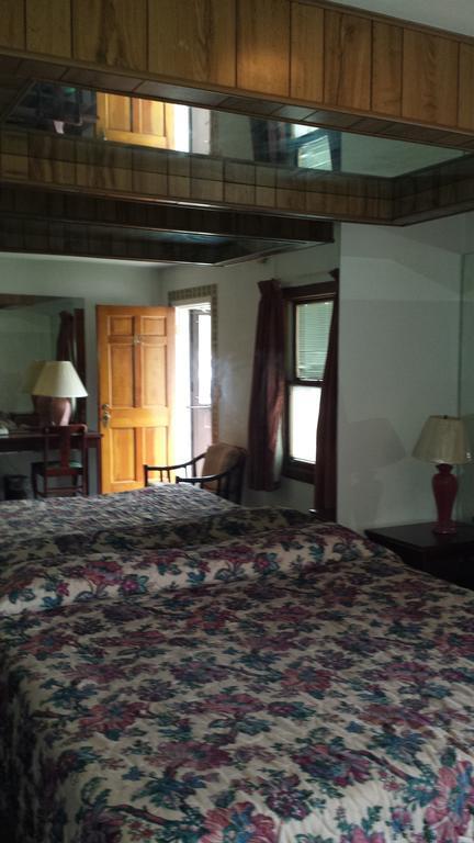 Olde Court Inn Wheeling Room photo