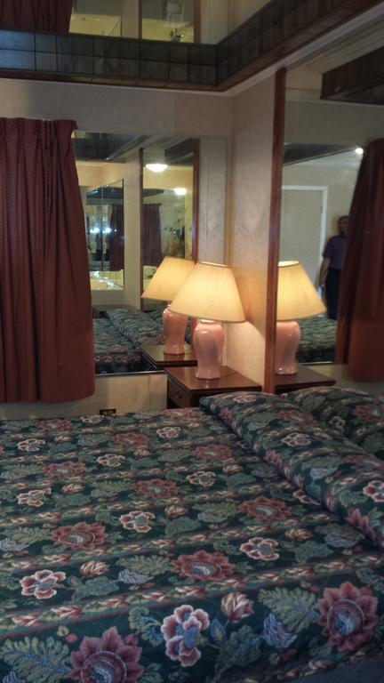 Olde Court Inn Wheeling Room photo